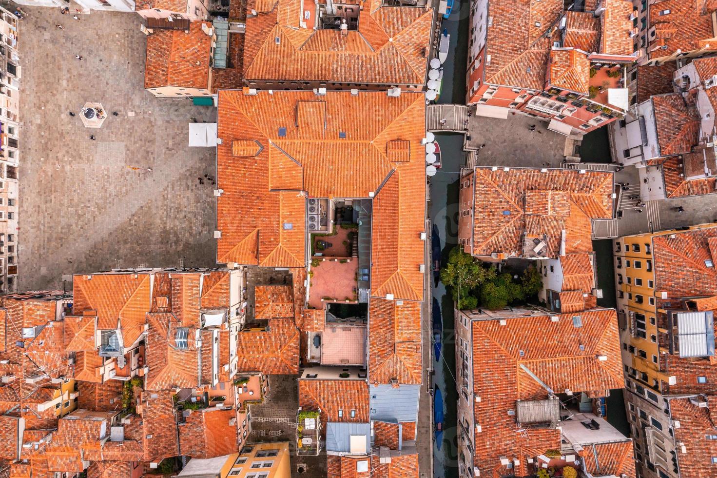 hermosos techos naranjas de venecia en italia. vista aérea. foto