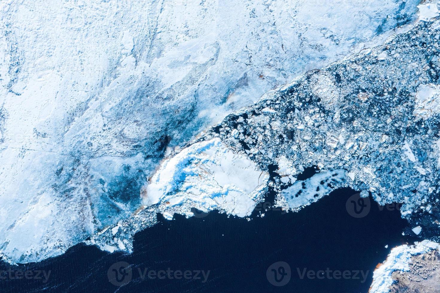 grandes trozos de bloques de hielo formando un hermoso patrón, después de que el barco rompehielos pasara y aplastara el hielo densamente empaquetado. foto