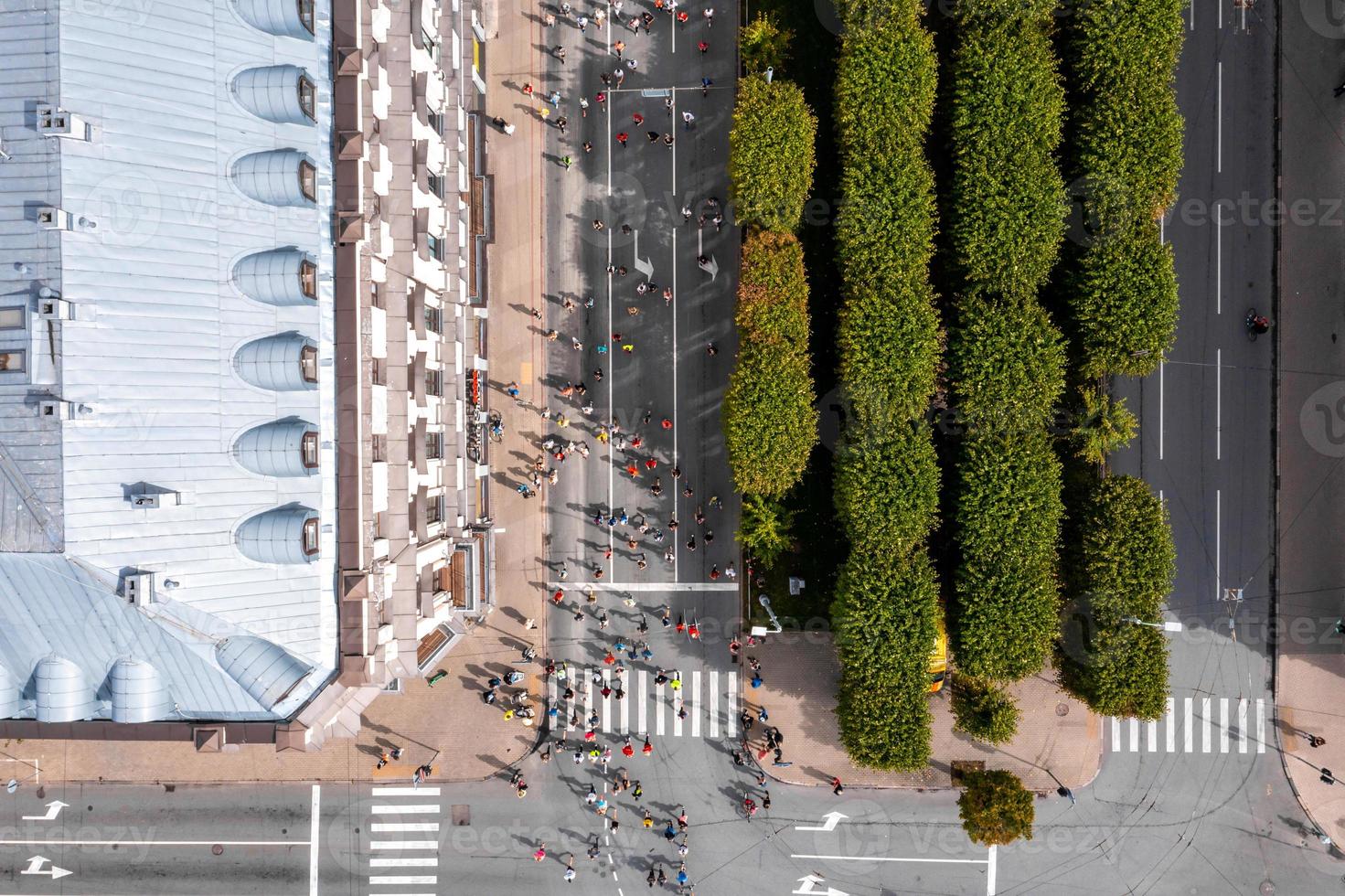 vista aérea de la gente corriendo maratón. foto