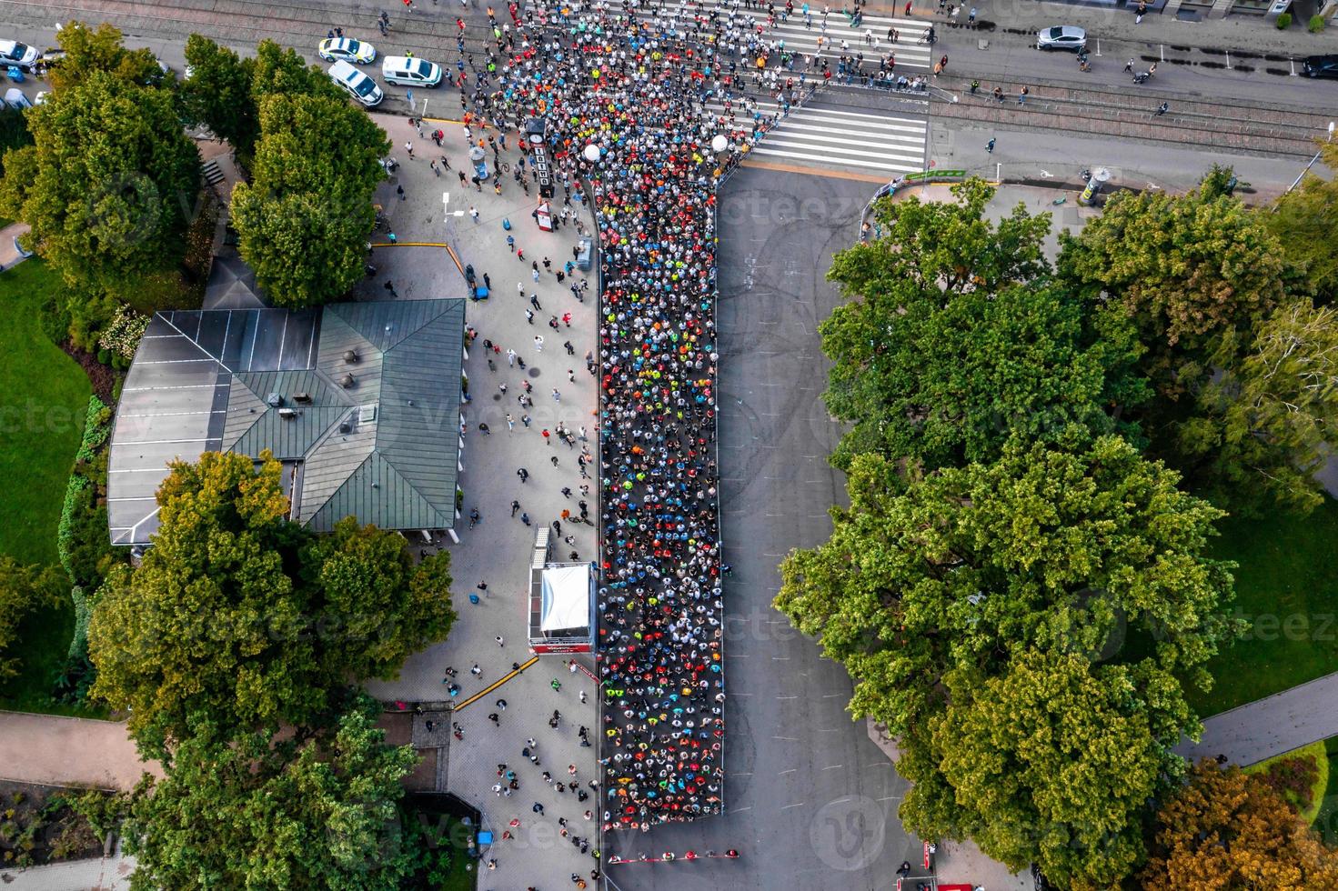 vista aérea de la multitud de personas que comienzan su carrera foto