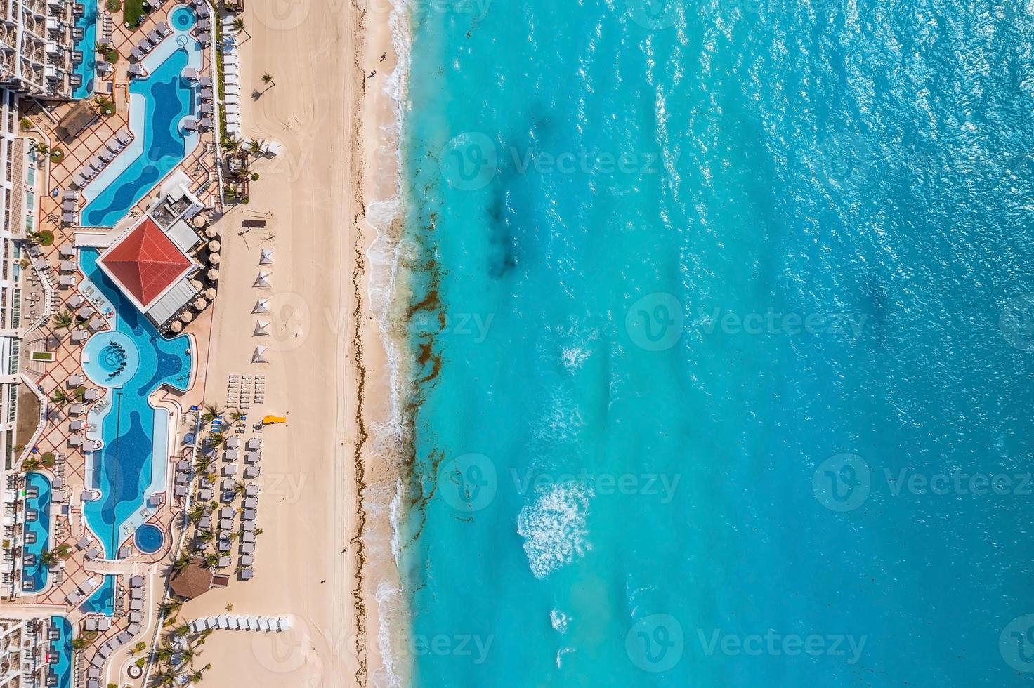 vista aérea de la playa de arena tropical con océano turquesa. foto
