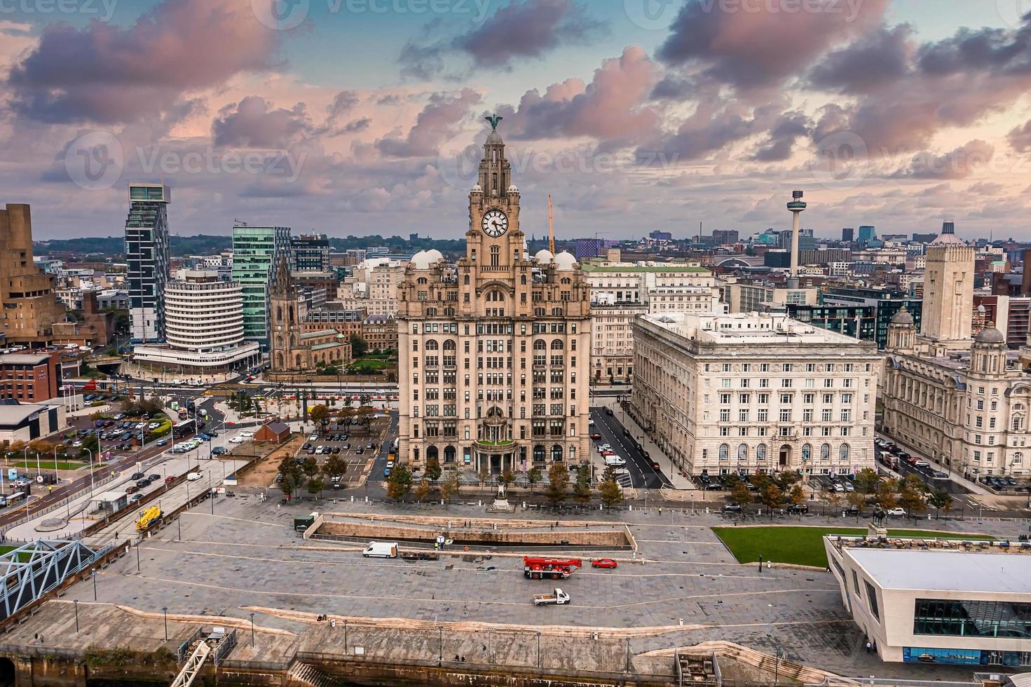 Primer plano aéreo de la torre del Royal Liver Building en Liverpool foto