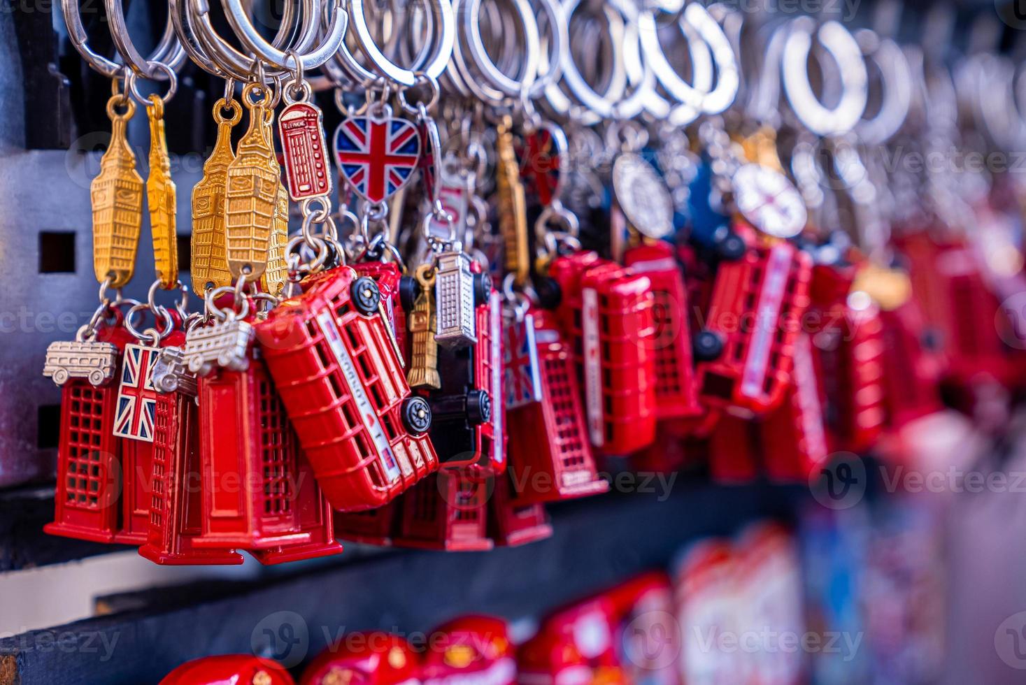 recuerdos de londres colgados en la tienda de regalos. foto