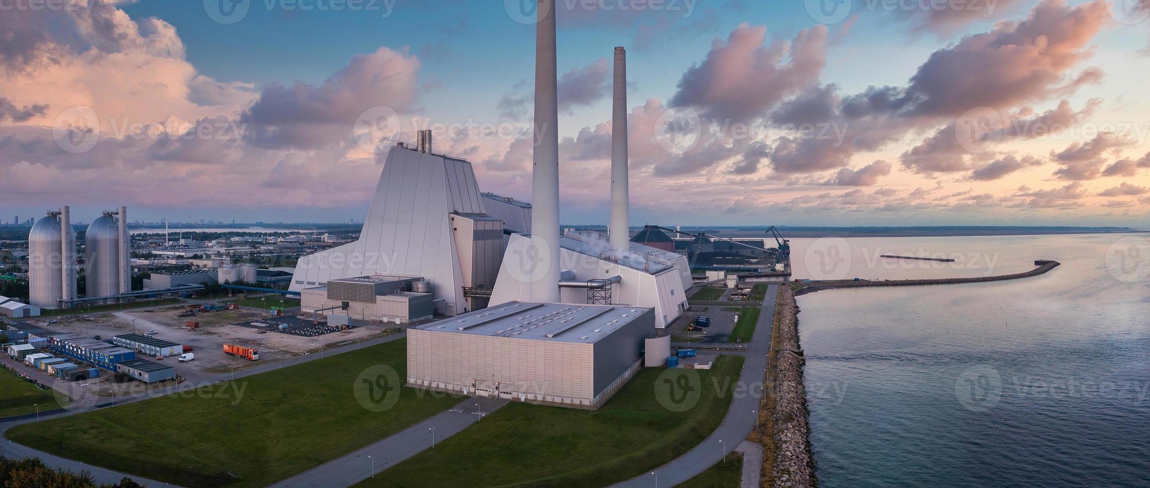 vista aérea de la central eléctrica. una de las centrales eléctricas más bellas y ecológicas del mundo. esg energía verde. foto