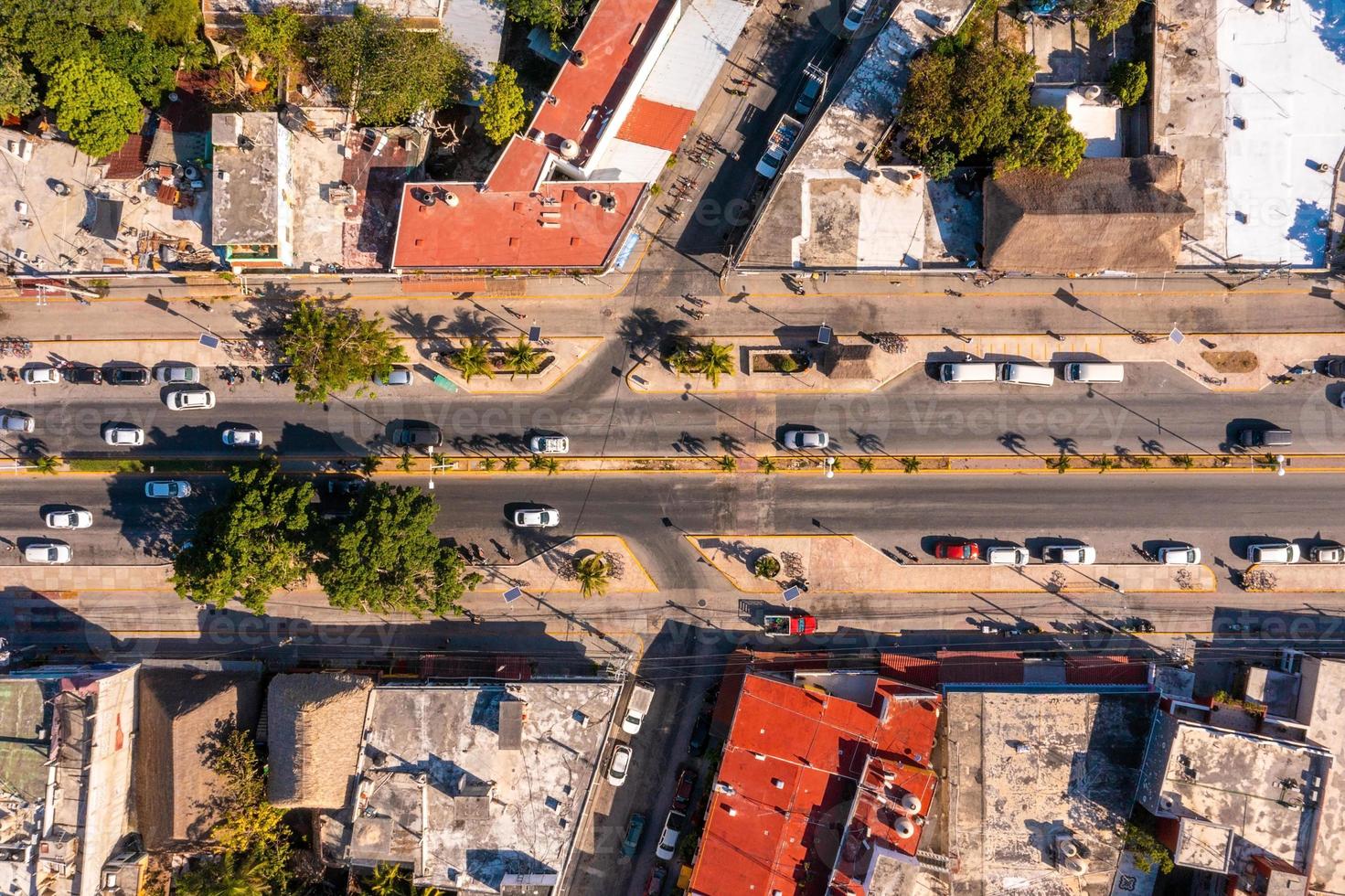 vista aérea de la intersección de la calle con autos conduciendo por la carretera. foto