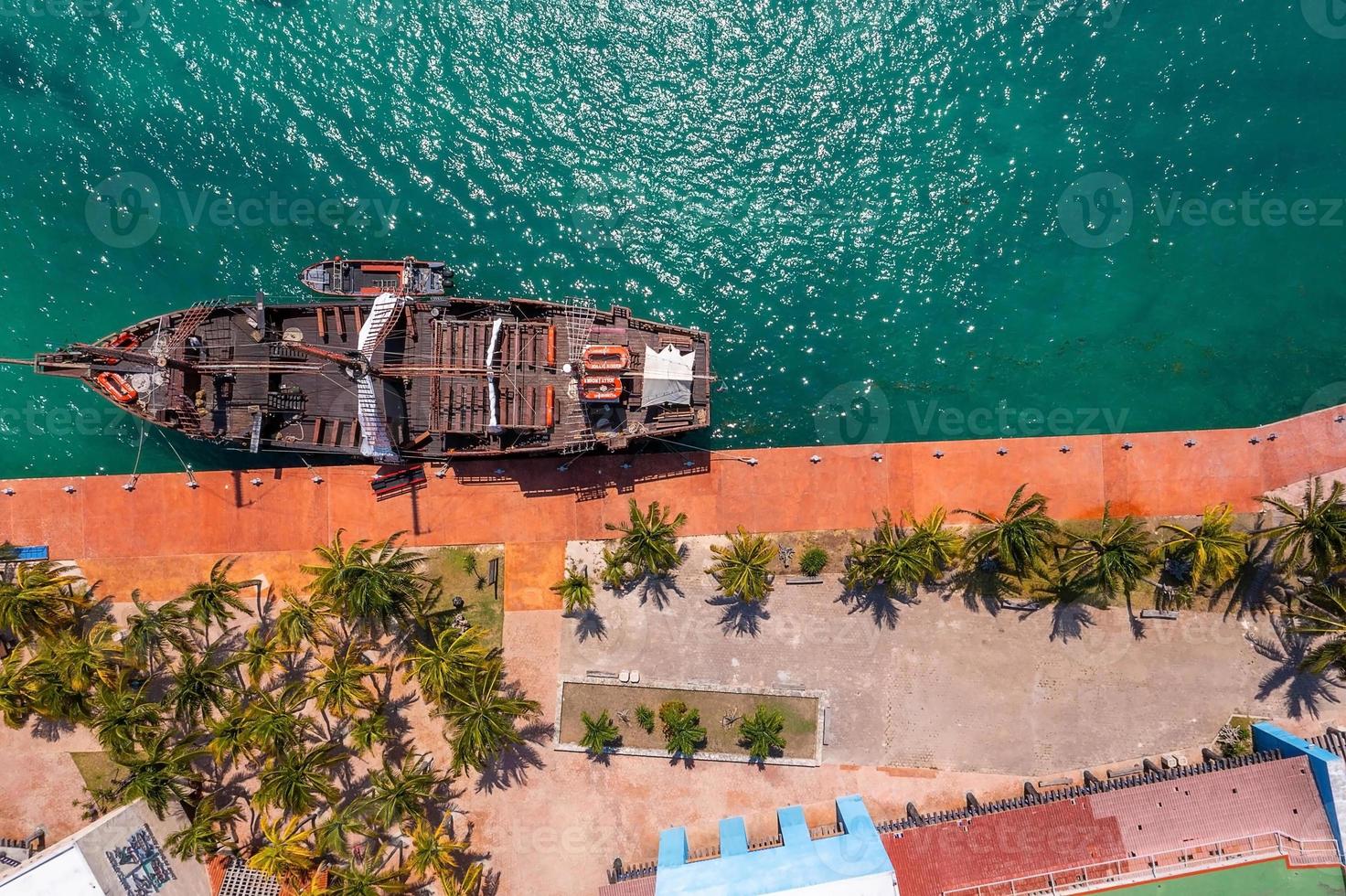 vista aérea del barco pirata jolly roger en cancún foto