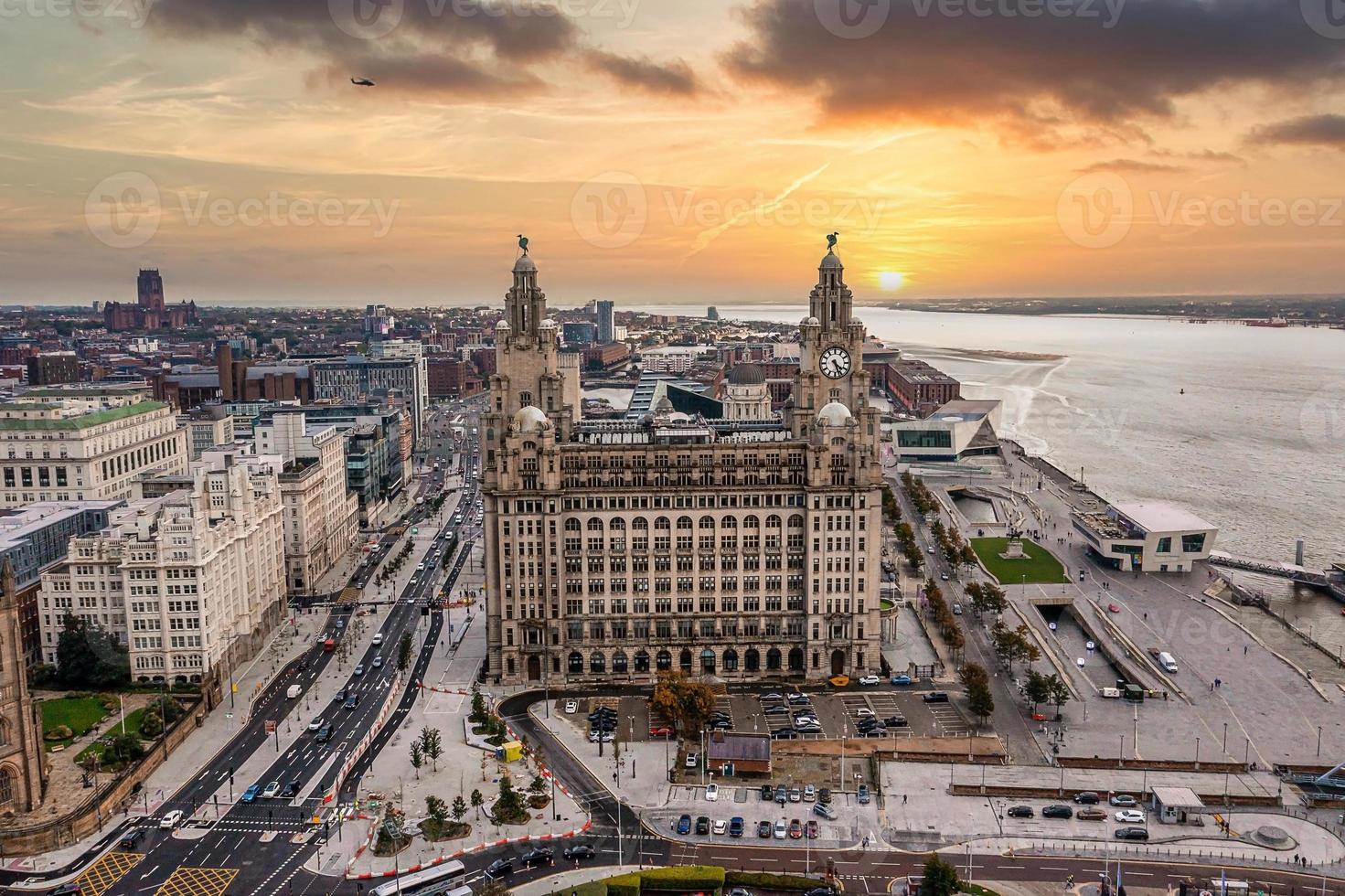 Primer plano aéreo de la torre del Royal Liver Building en Liverpool foto