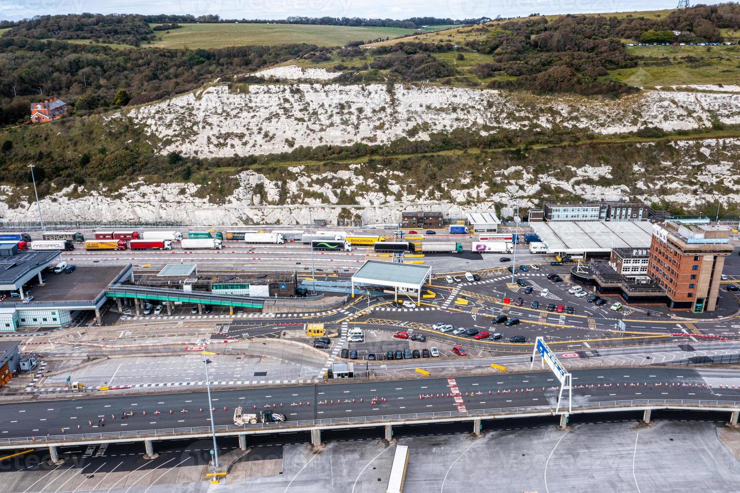 vista aérea del puerto y camiones estacionados uno al lado del otro en dover, reino unido. foto