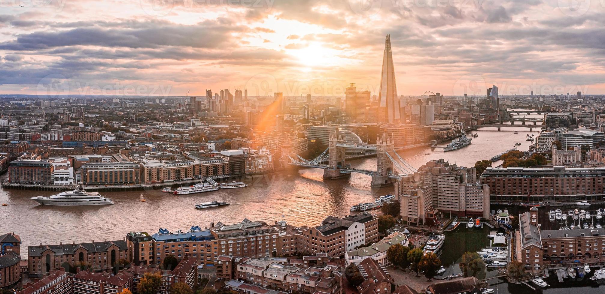 vista panorámica aérea de la puesta de sol del puente de la torre de Londres y el río Támesis foto