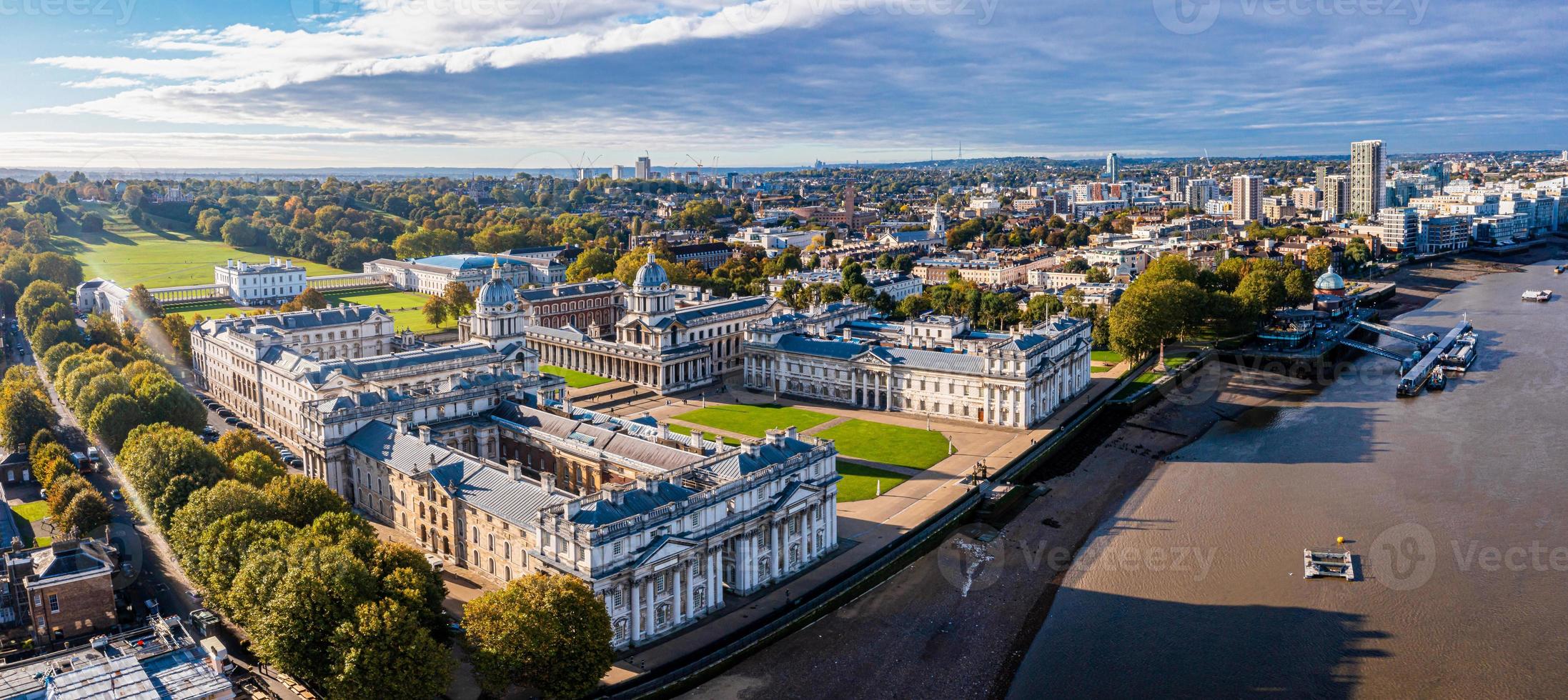 Vista aérea panorámica de la antigua academia naval de Greenwich junto al río Támesis foto