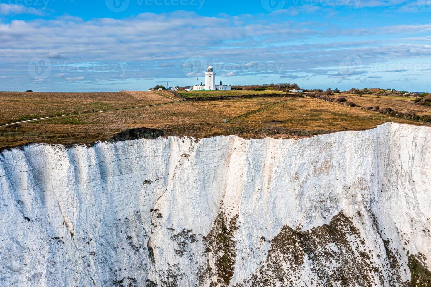 vista aérea de los acantilados blancos de dover. vista de cerca de los acantilados desde el lado del mar. foto