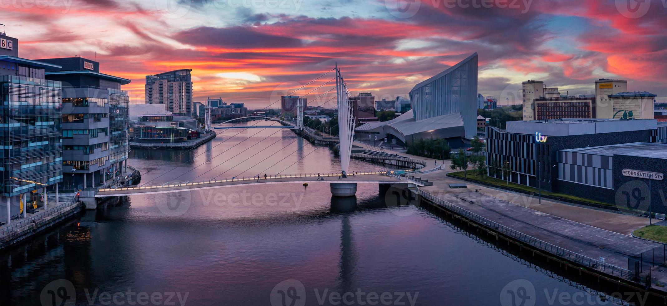 vista aérea de la ciudad de los medios del reino unido está a orillas del manchester al atardecer foto