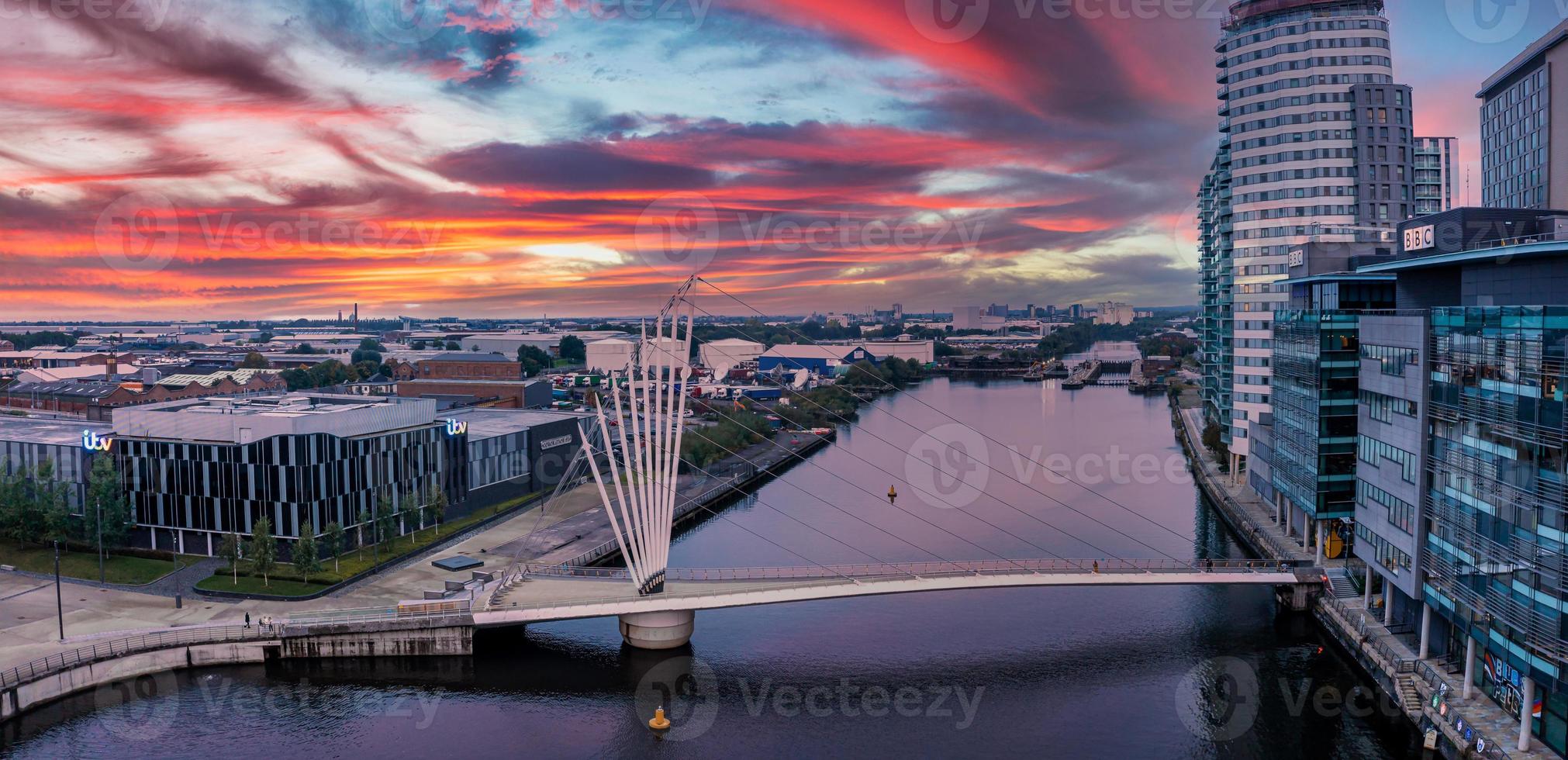 vista aérea de la ciudad de los medios del reino unido está a orillas del manchester al atardecer foto