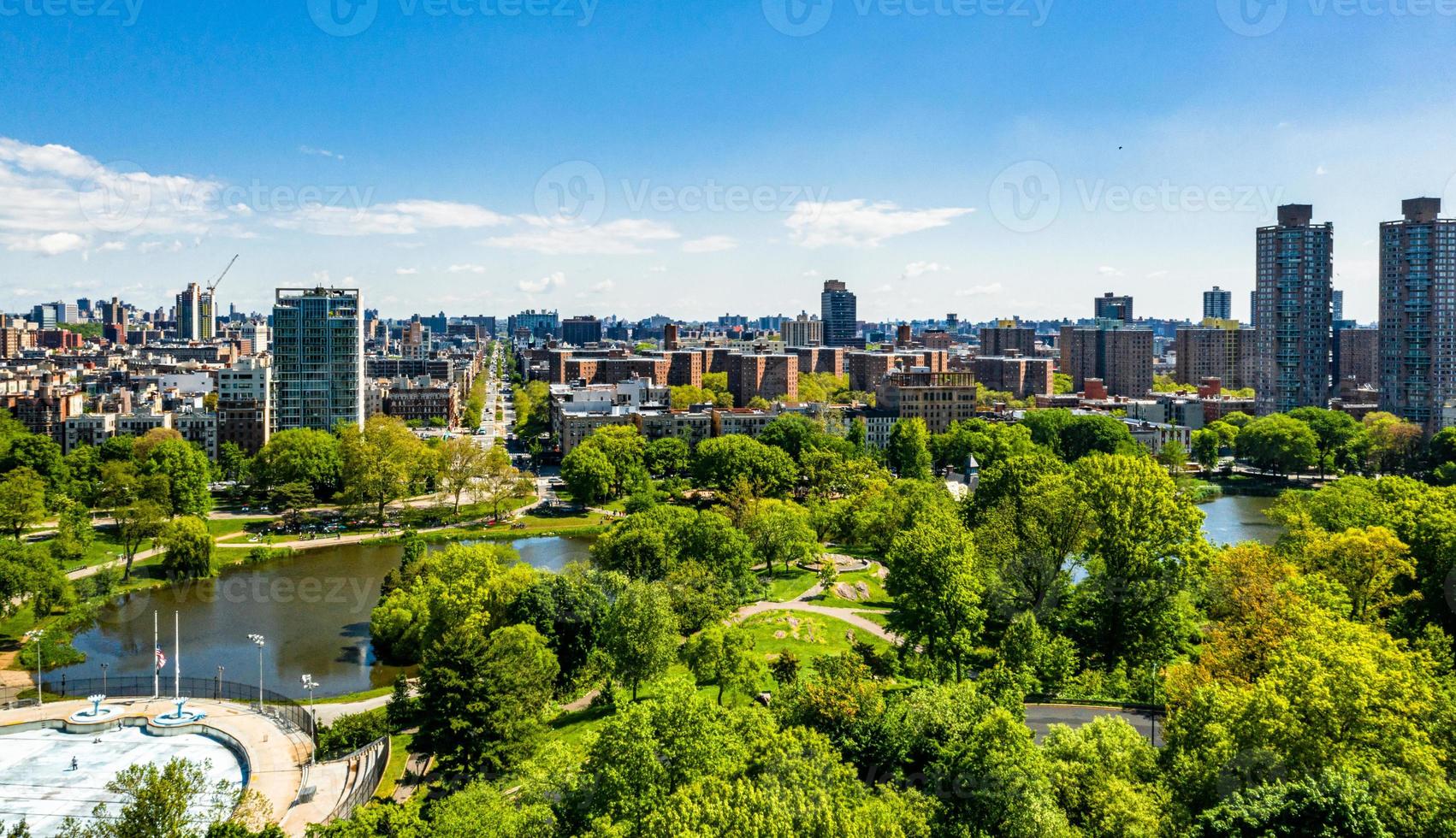 vista aérea del parque central en manhattan, nueva york. enorme hermoso parque está rodeado de rascacielos foto