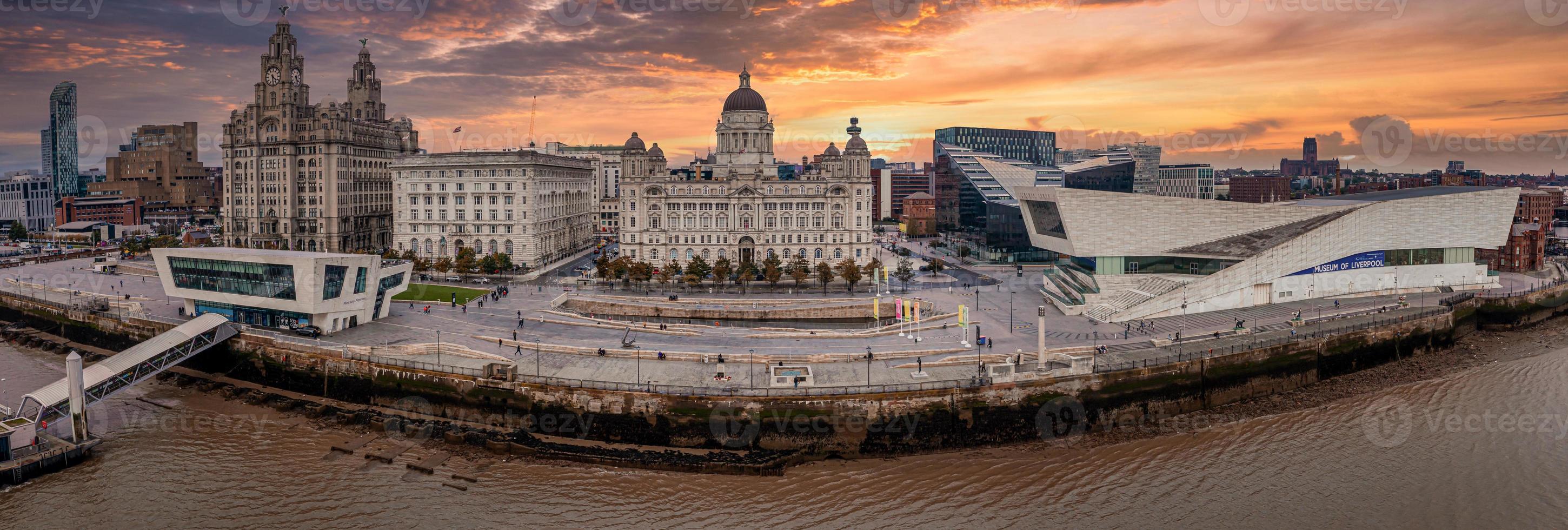 hermoso panorama de la costa de liverpool al atardecer. foto