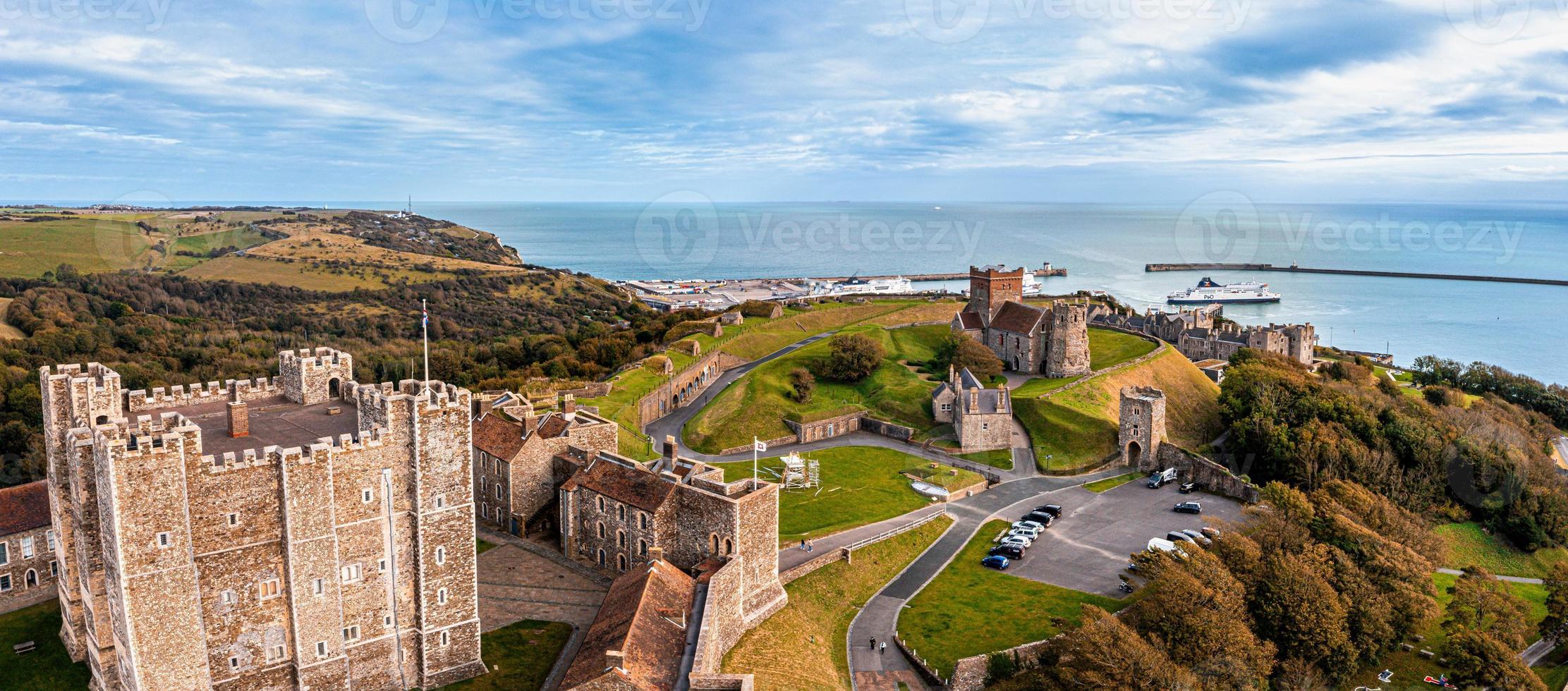 vista aérea del castillo de dover. la más icónica de todas las fortalezas inglesas. foto