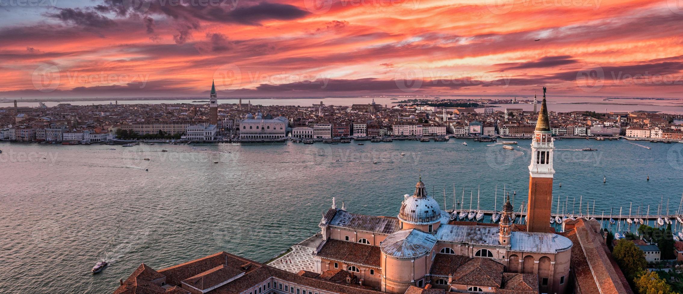 foto aérea panorámica de la isla de san giorgio maggiore en venecia