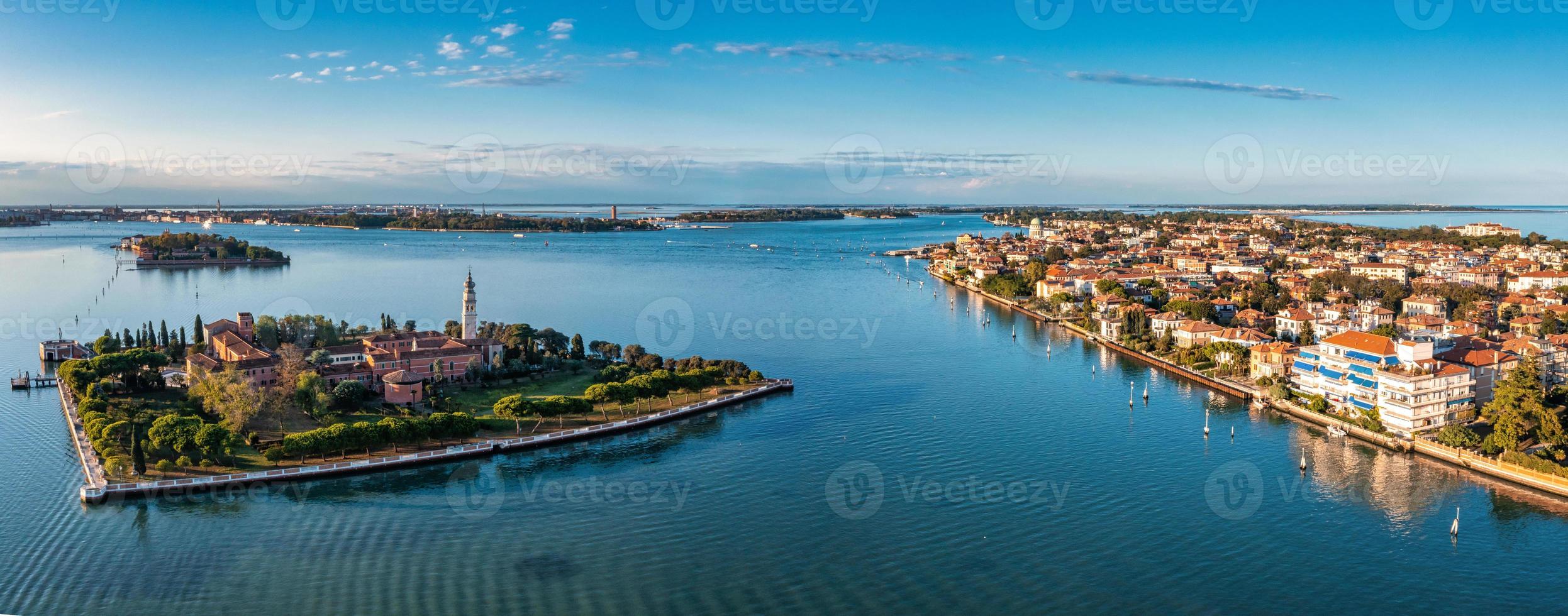 volando sobre pequeñas islas de venecia en la laguna veneciana. foto