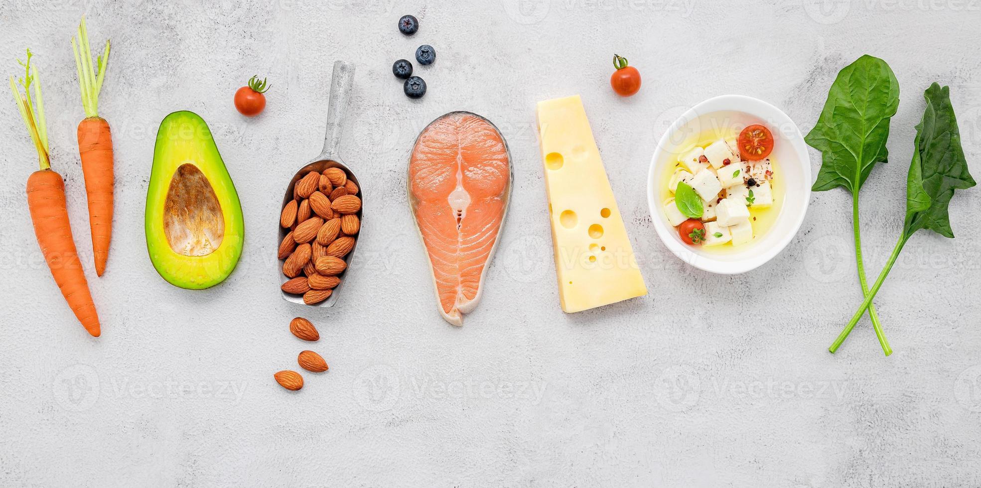 concepto de dieta cetogénica baja en carbohidratos. ingredientes para la selección de alimentos saludables sobre fondo de hormigón blanco. foto