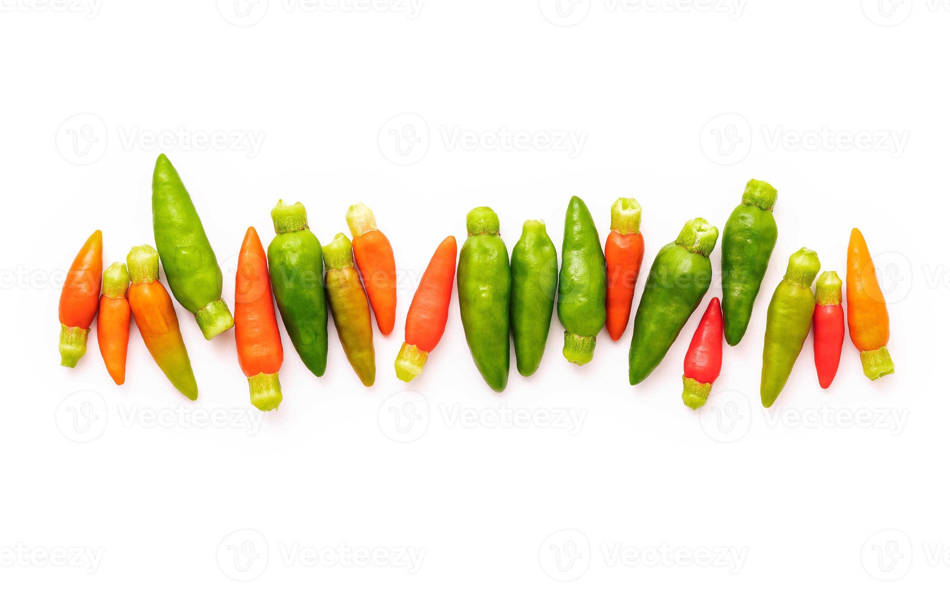 Chiles de ojo de pájaro tailandés fresco aislado sobre fondo blanco