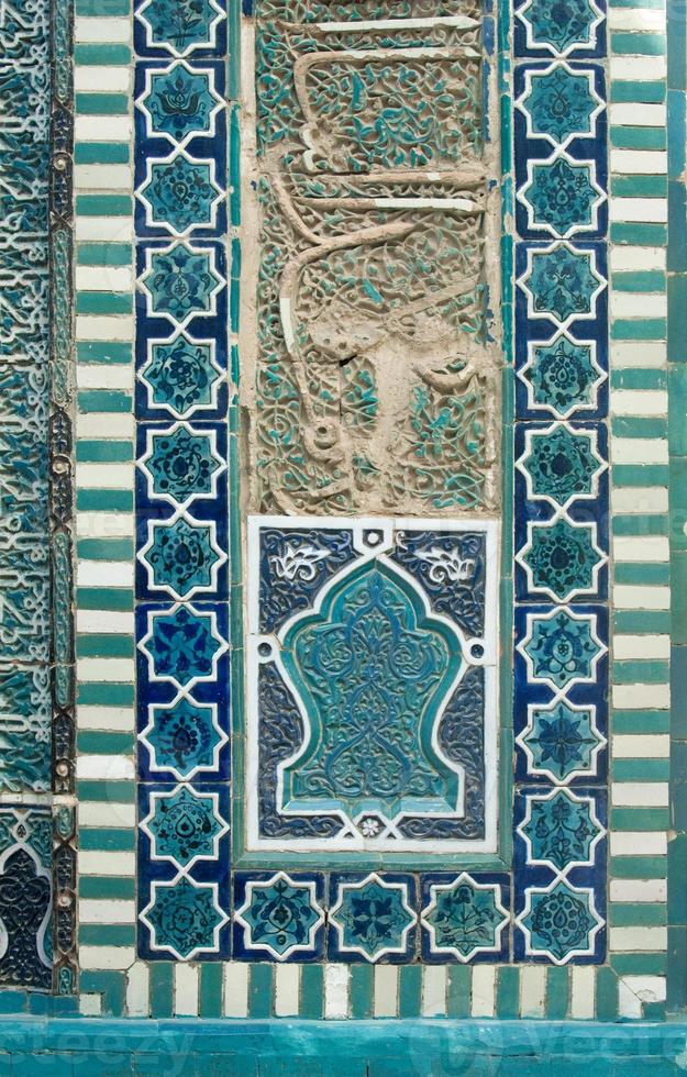mosaico de cerámica antiguo asiático. elementos de adorno oriental en baldosas cerámicas foto
