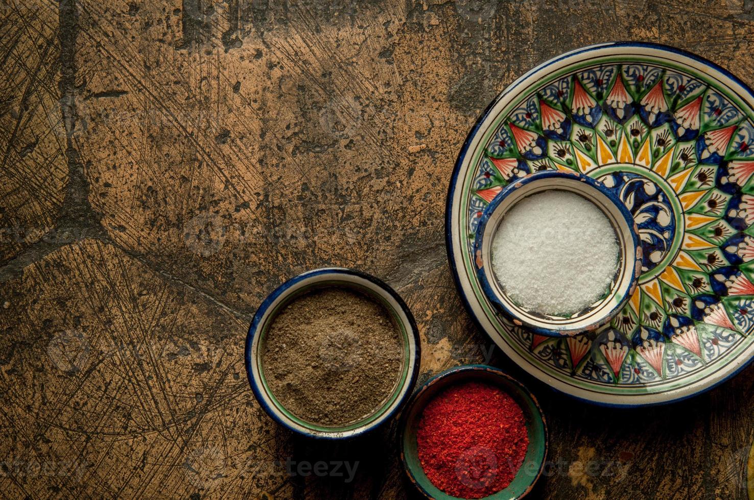 Especias orientales sobre un antiguo adoquín foto