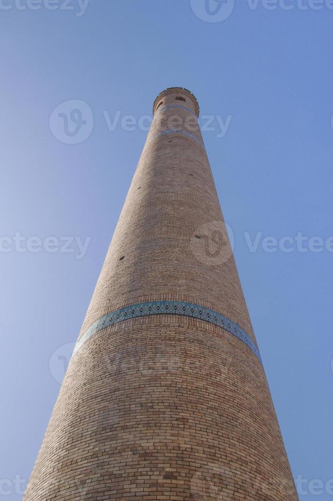 la vista de abajo hacia arriba. torre alta edificios asiáticos bastante antiguos. los detalles de la arquitectura de asia central medieval foto