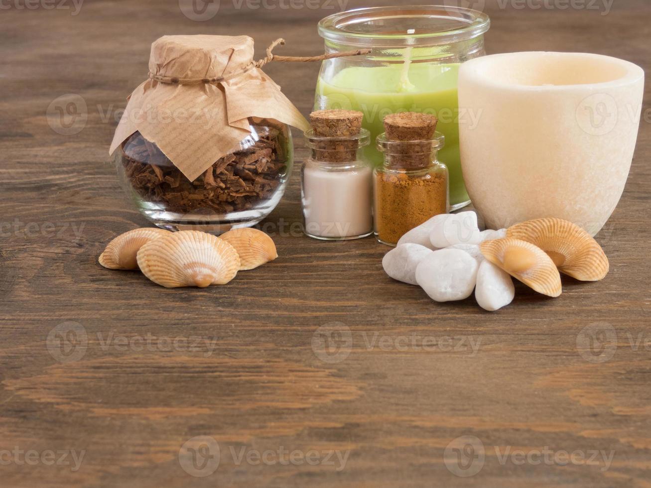 Establecer ingredientes y especias para aromaterapia y cuidado corporal en superficie de madera. bodegón de spa foto