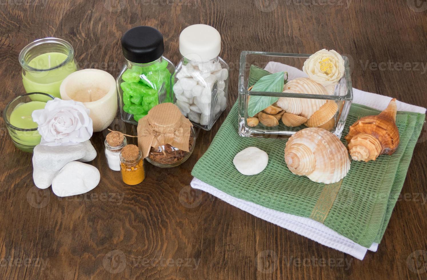 Establecer ingredientes y especias para aromaterapia y cuidado corporal en superficie de madera. bodegón de spa foto