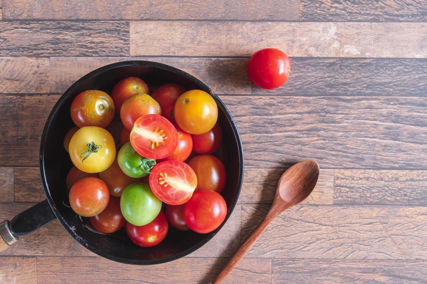 tomates frescos en una sartén, listos para cocinar foto