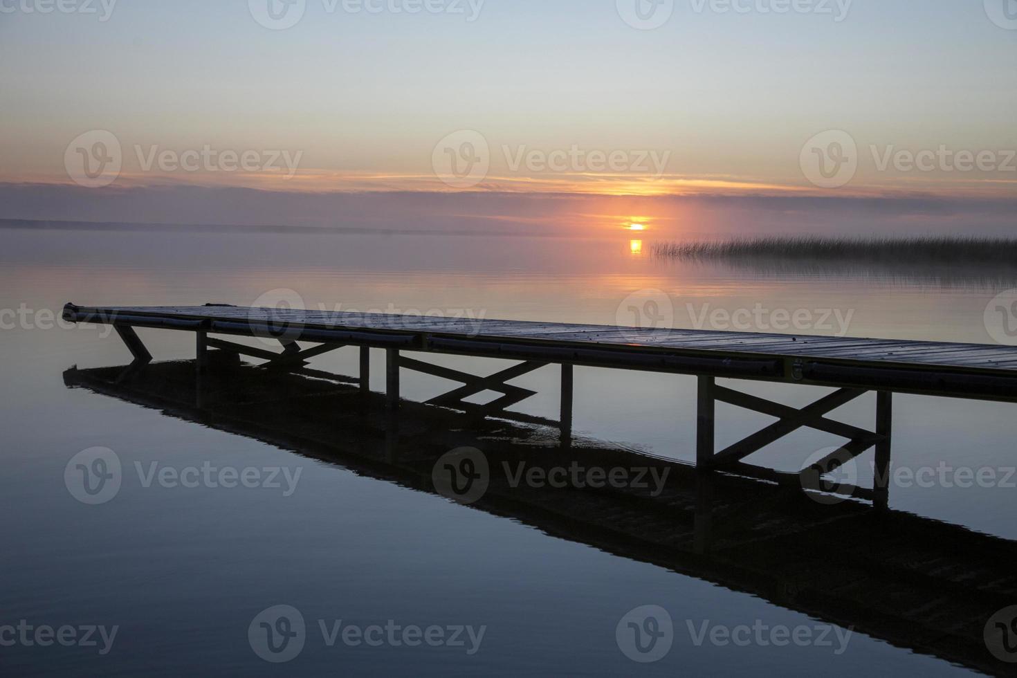muelle del lago norte del amanecer foto