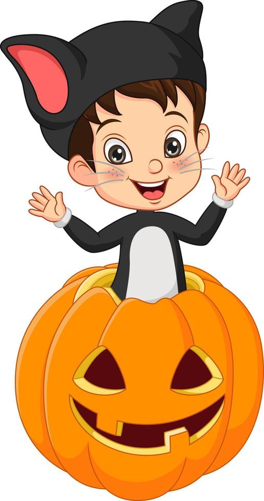 niño pequeño de dibujos animados con disfraz de gato de halloween dentro de calabaza vector