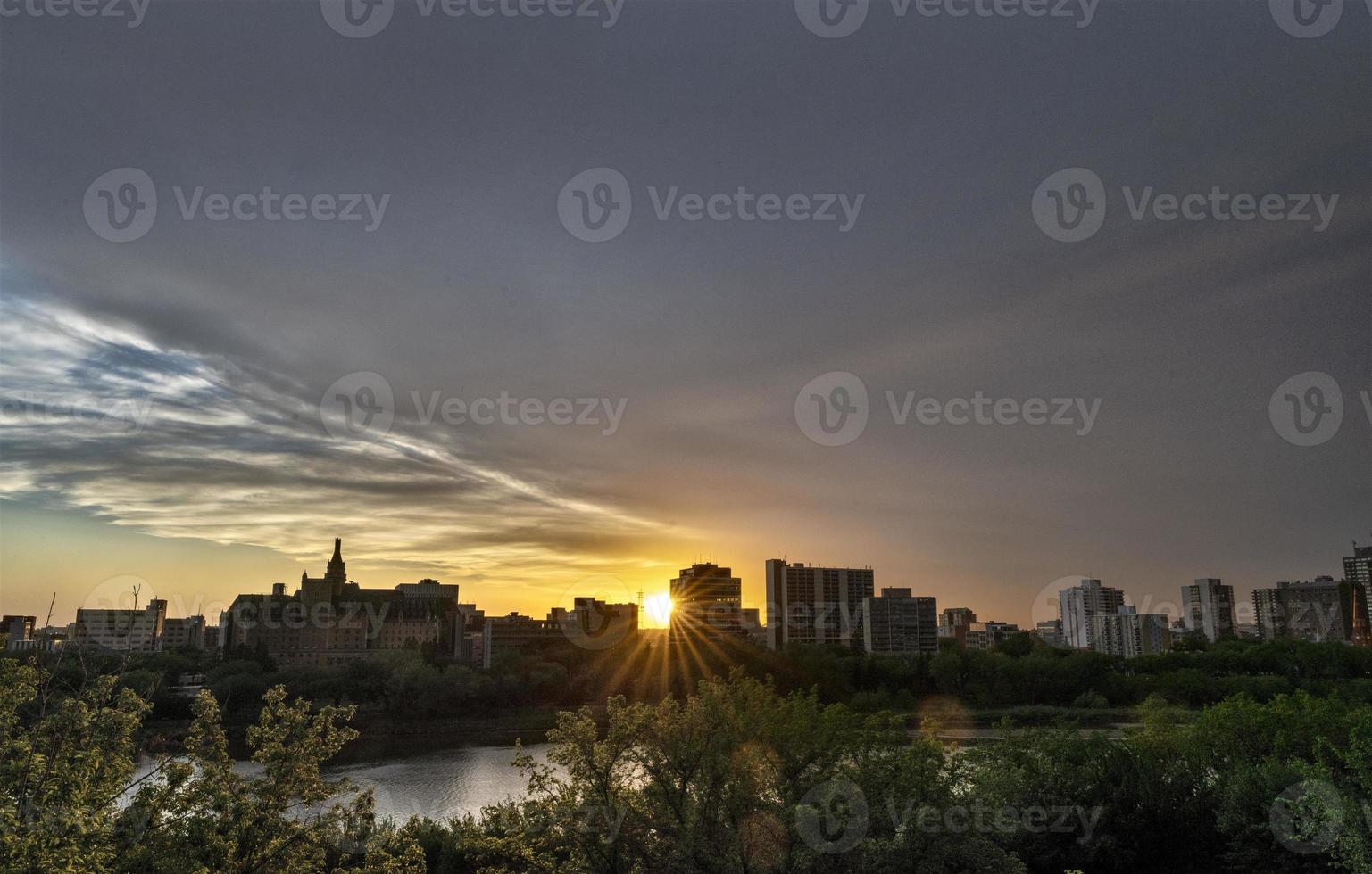 horizonte de saskatoon al atardecer foto