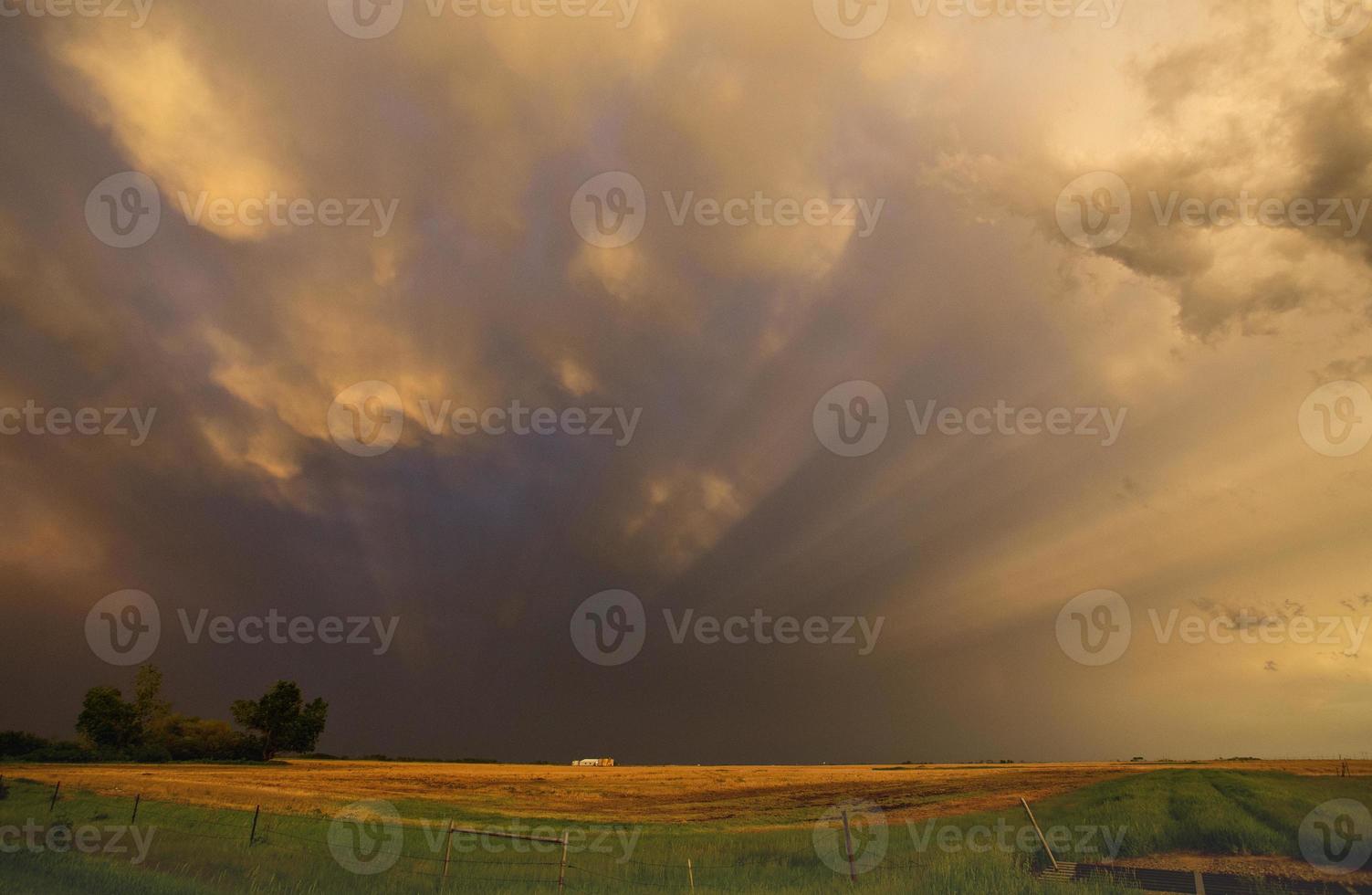 pradera nubes de tormenta puesta de sol foto