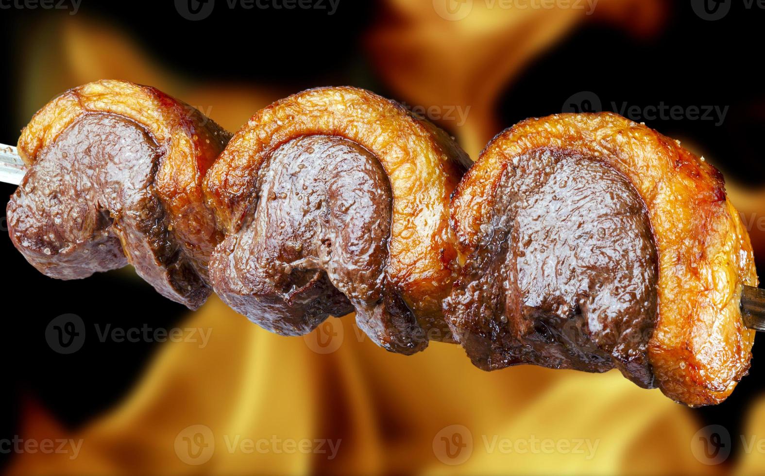 asador de bistec en el asador, picanha en rodajas, picanha foto