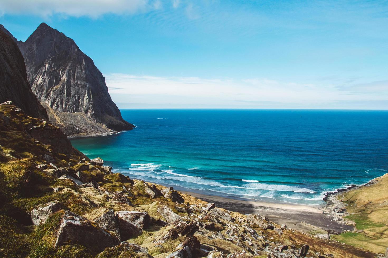 noruega montañas y paisajes en las islas lofoten. paisaje natural escandinavo. lugar para texto o publicidad foto