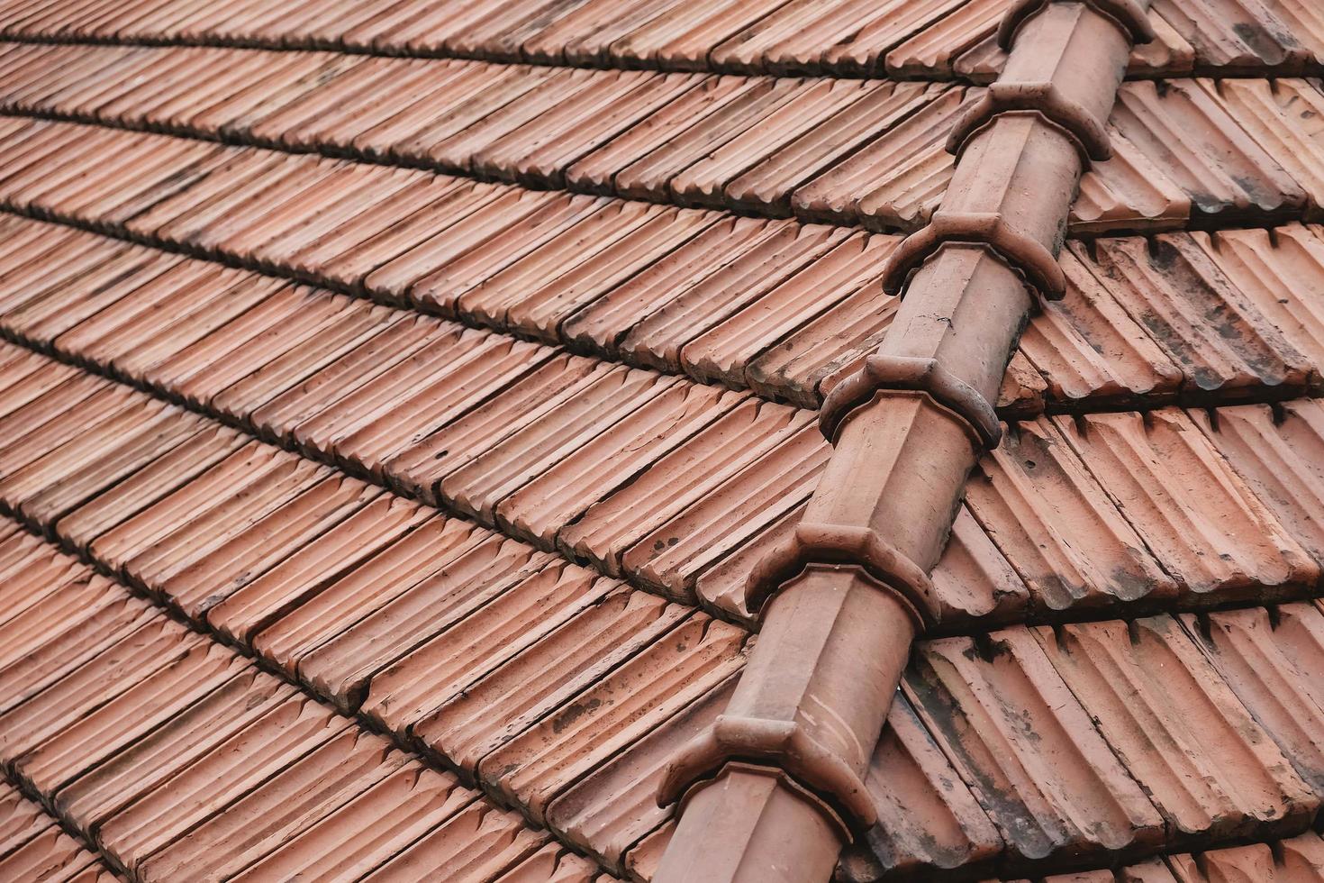 tejas viejas en el techo de una casa como imagen de fondo foto