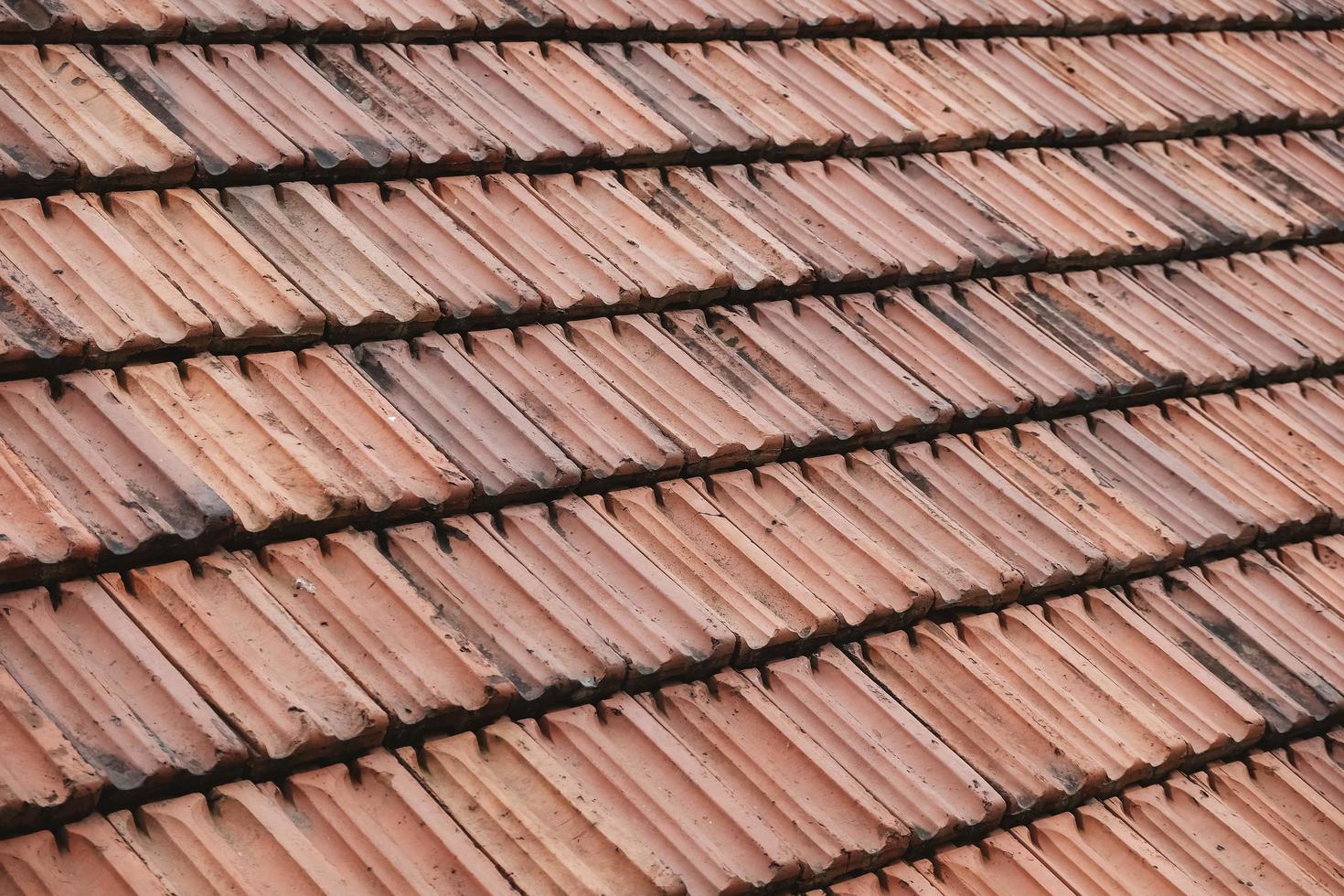 tejas viejas en el techo de una casa como imagen de fondo foto