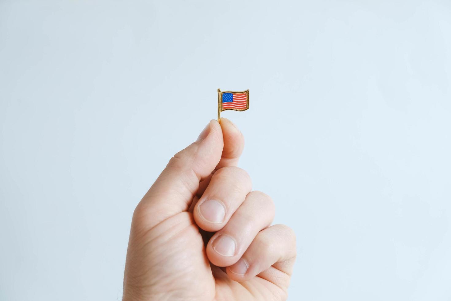 icono de la bandera de estados unidos en la mano de un hombre sobre un fondo blanco foto