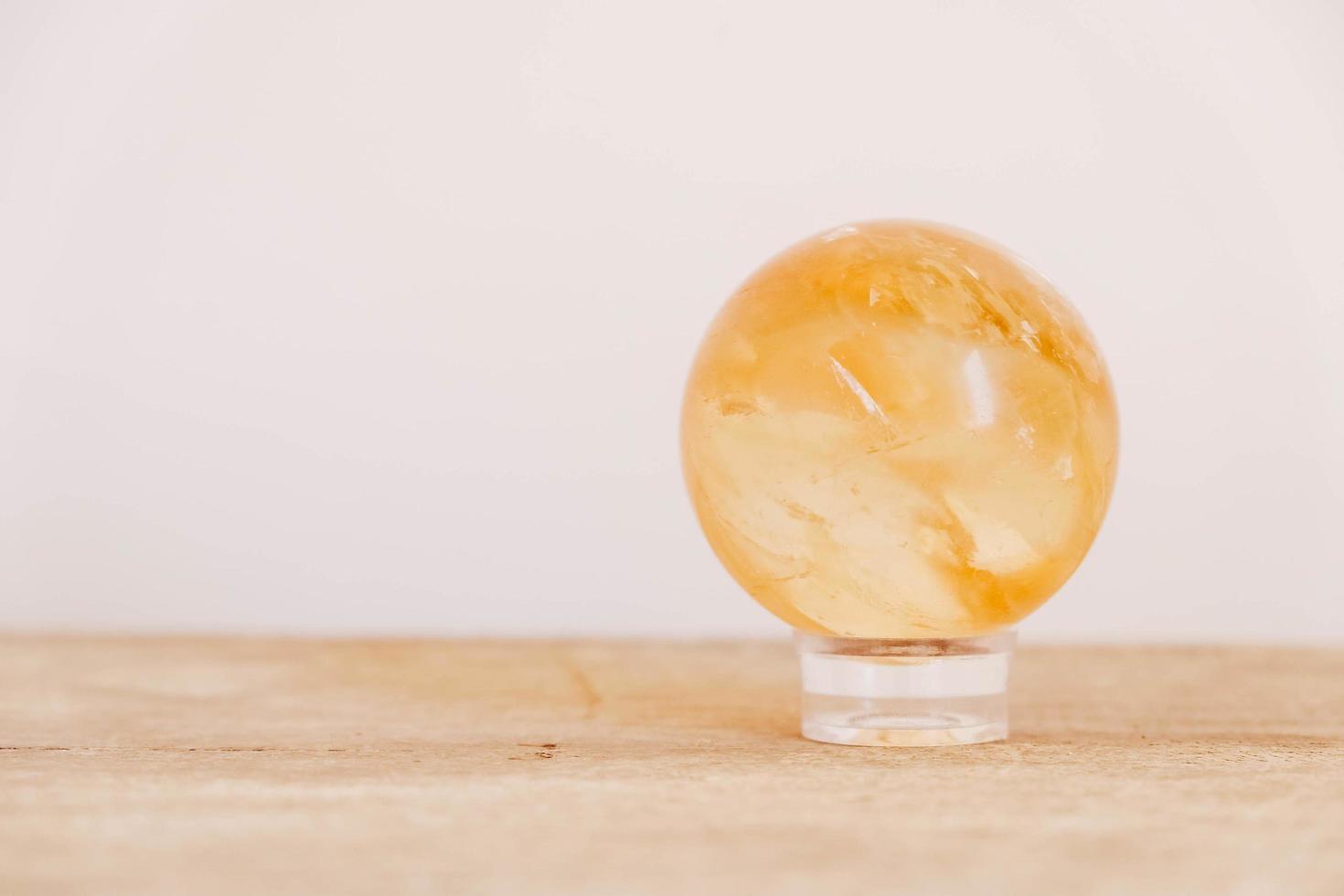 cristal en forma de bola sobre una mesa de madera foto