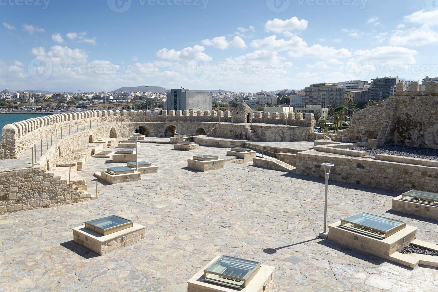 vista de la ciudad desde la fortaleza en la isla de creta. foto