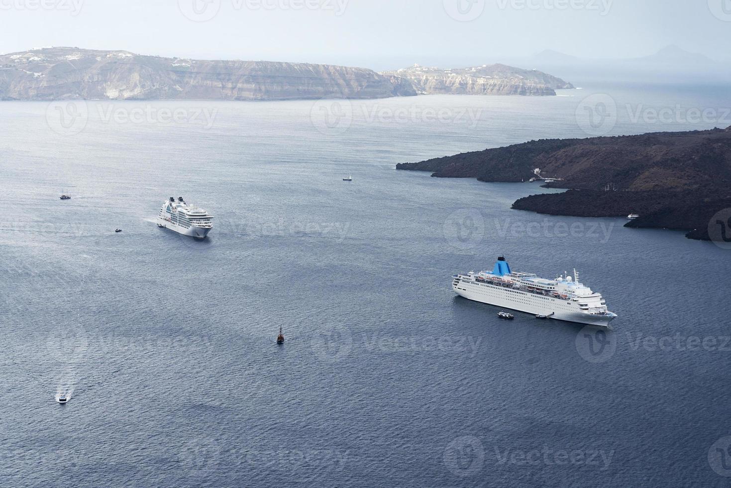 hermoso paisaje con vistas al mar. crucero en el mar cerca de nea kameni, una pequeña isla griega en el mar Egeo cerca de santorini. foto