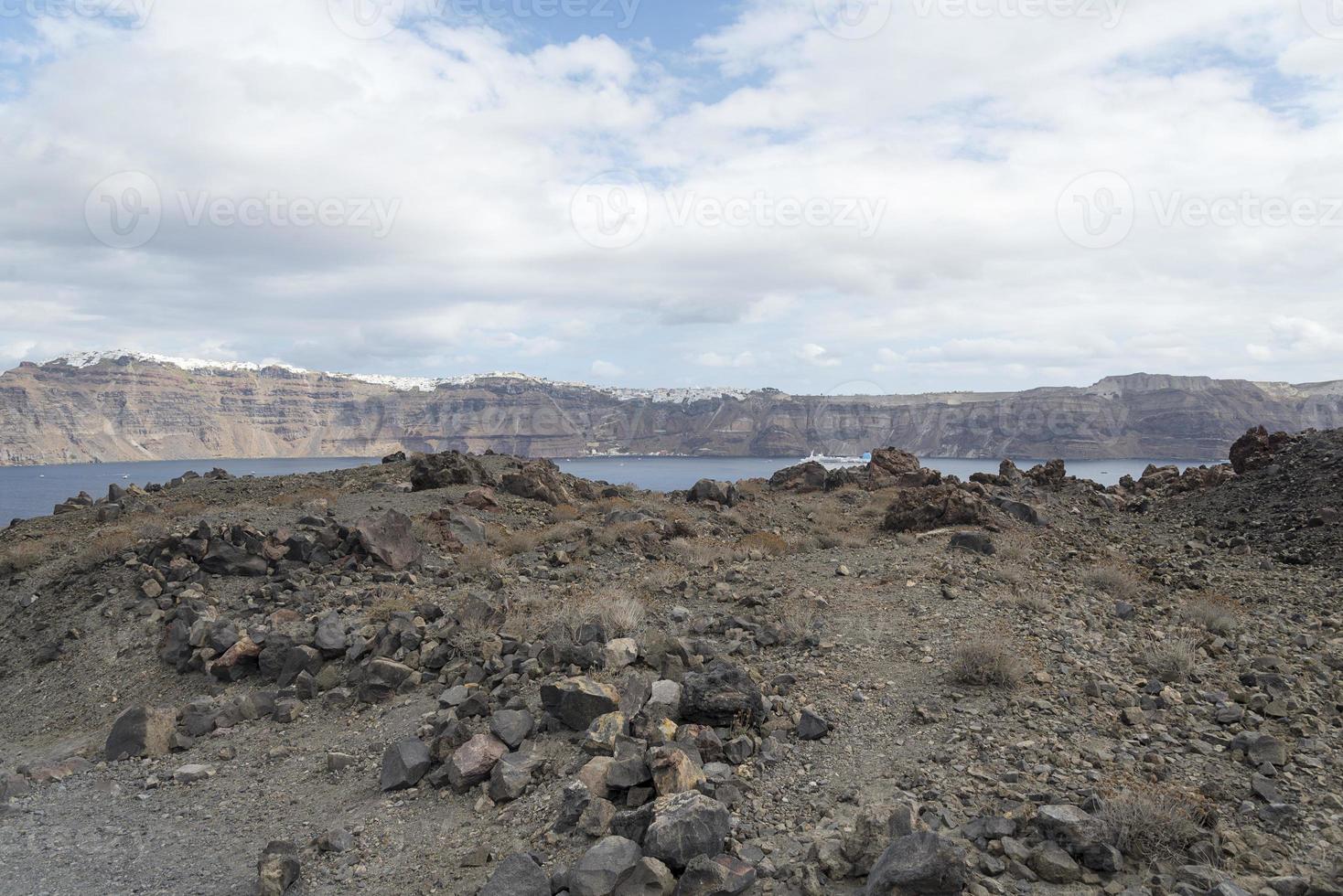 camino rocoso exótico al cráter del volcán. el volcán está ubicado en la famosa caldera de santorini. foto