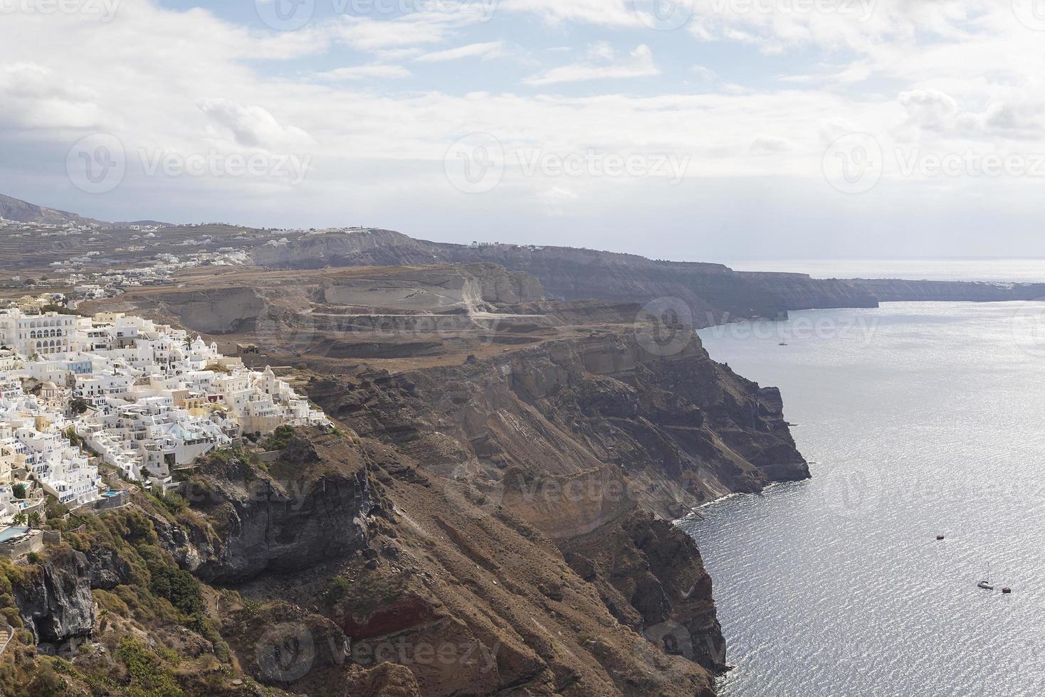 famosa vista sobre el pueblo de oia en la isla santorini, grecia foto