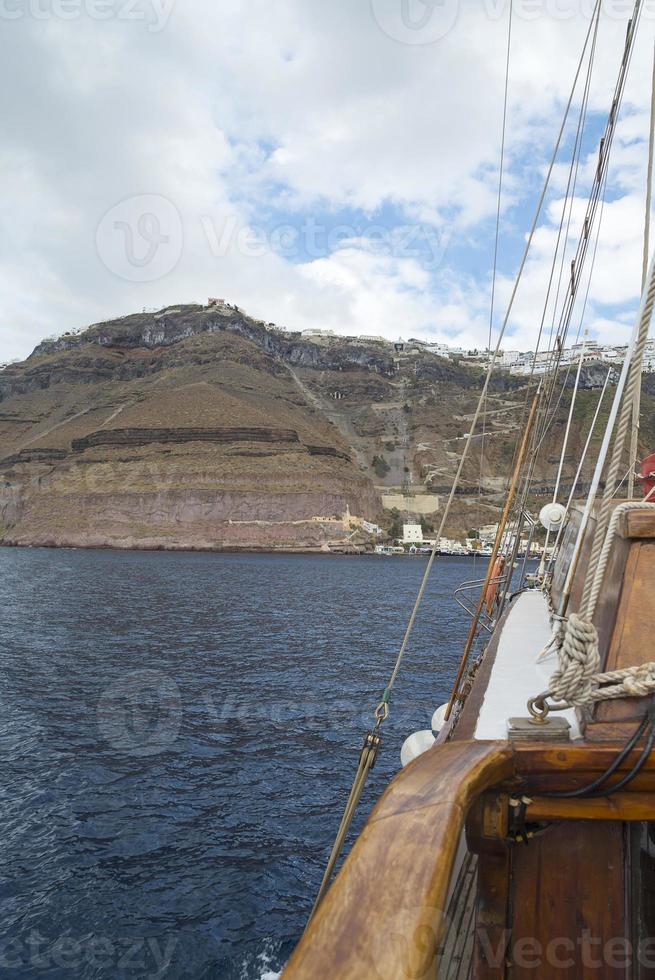 amplio paisaje con vistas a la isla de santorini, grecia foto