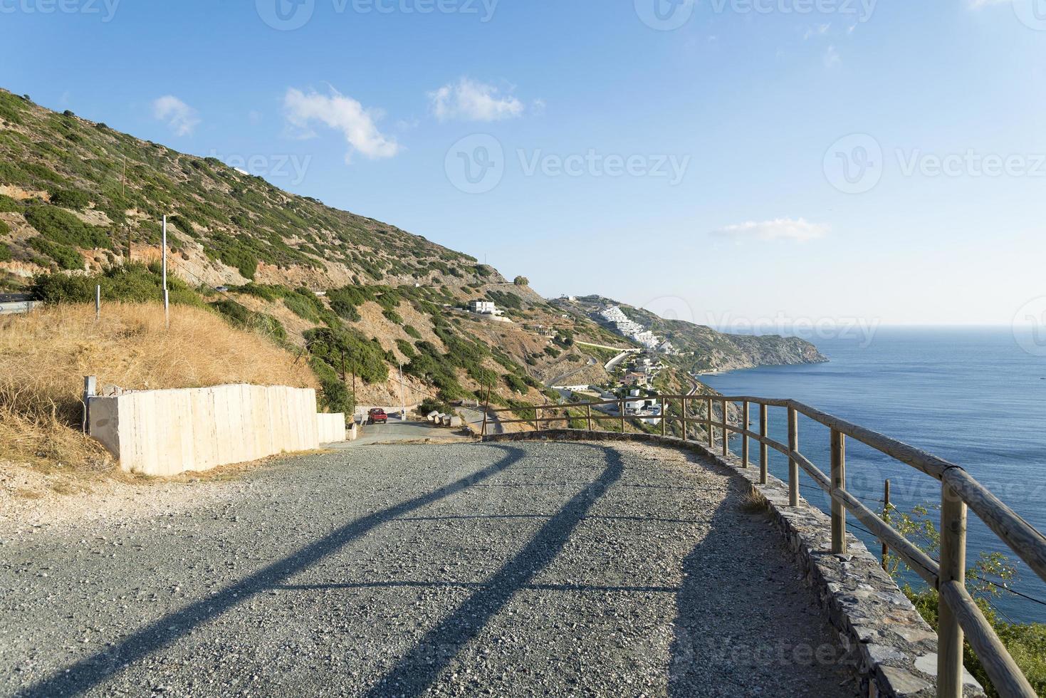 el camino a lo largo de las hermosas playas de la costa de la isla de creta. foto