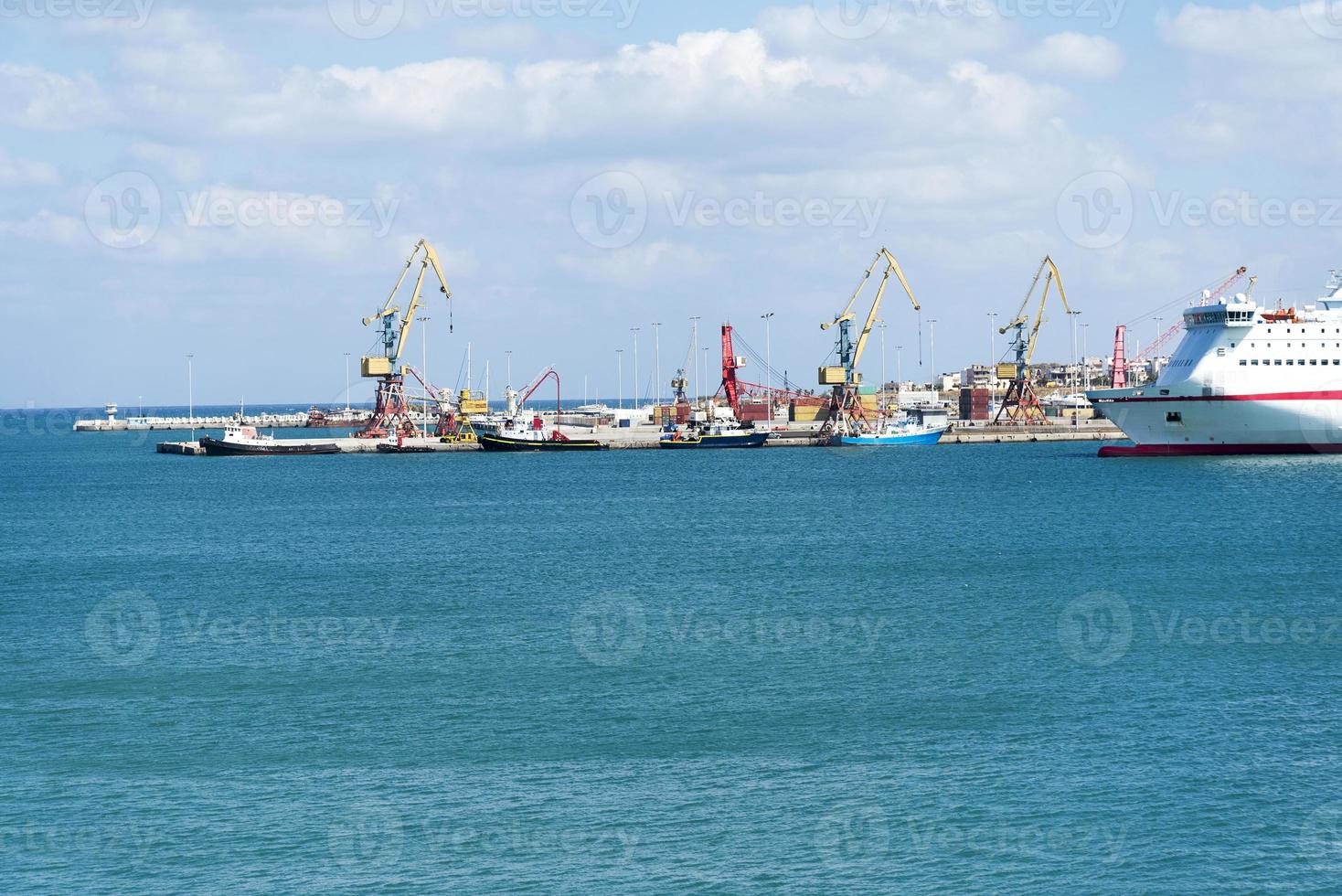 vista del crucero en el puerto de la isla de Creta. foto