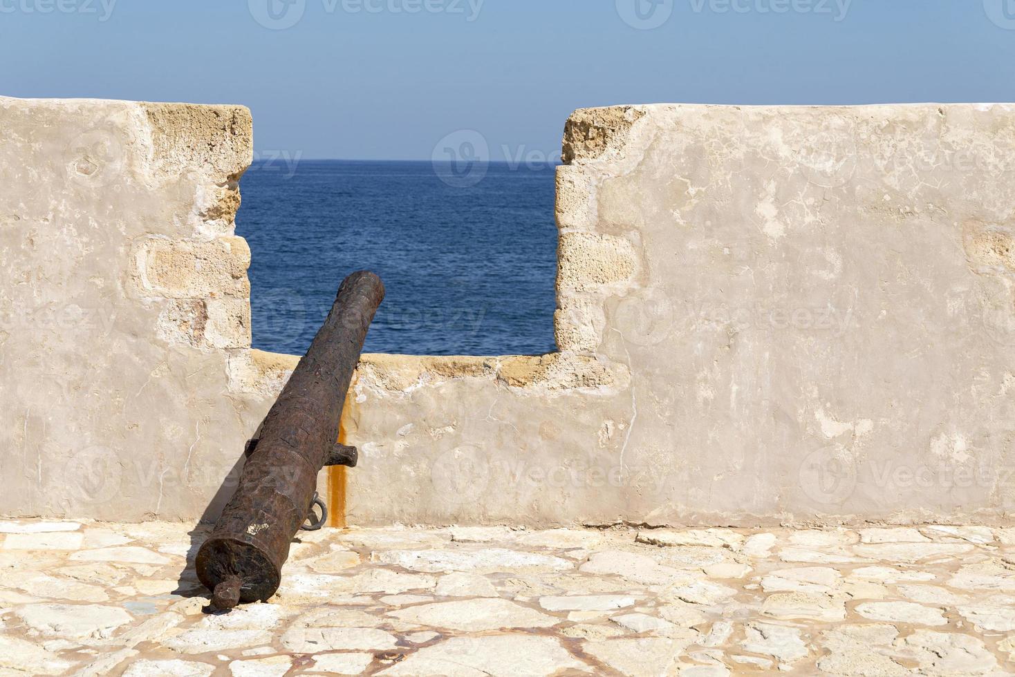 viejo cañón oxidado en la fortaleza de firka. Grecia. foto