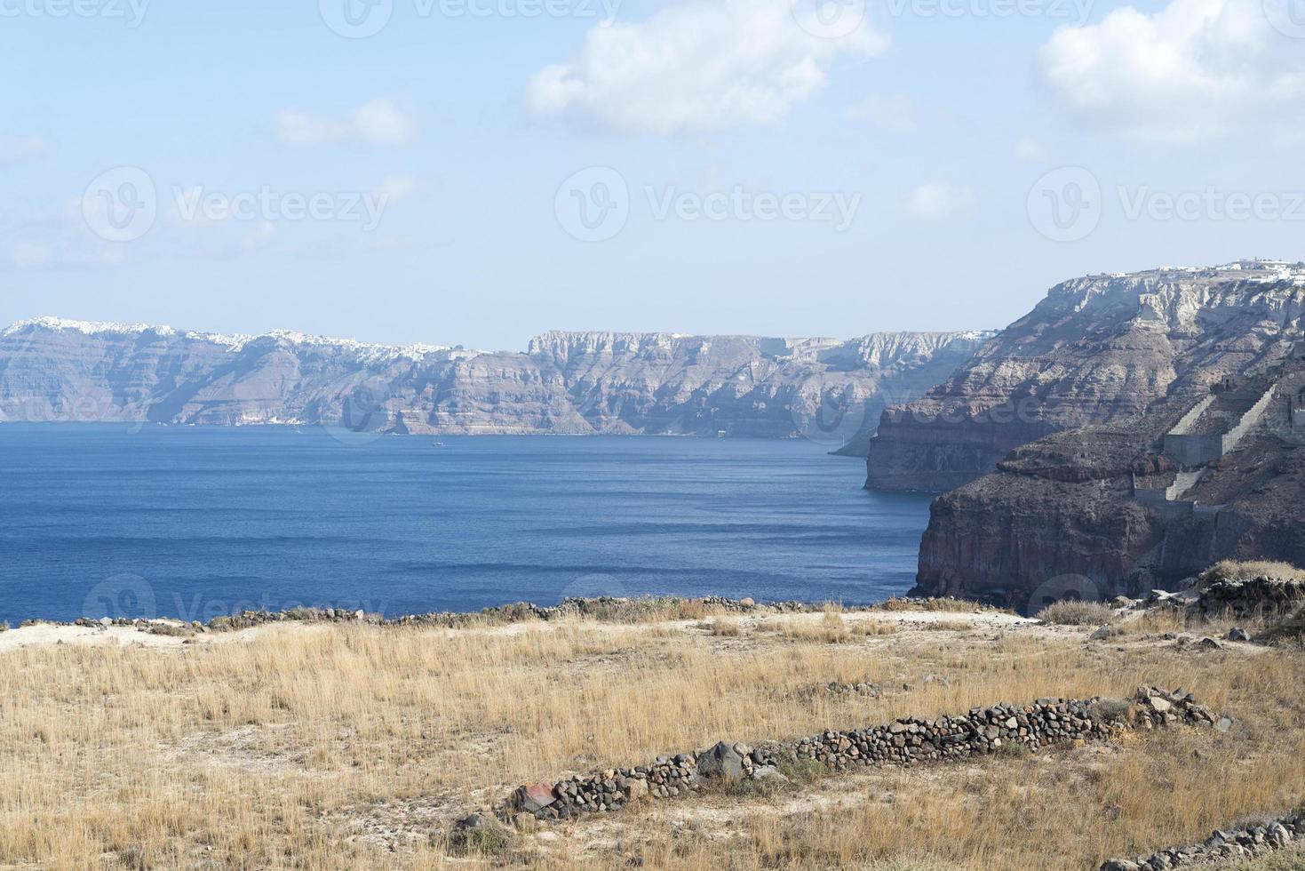 amplio paisaje con vistas a la isla de santorini, grecia foto