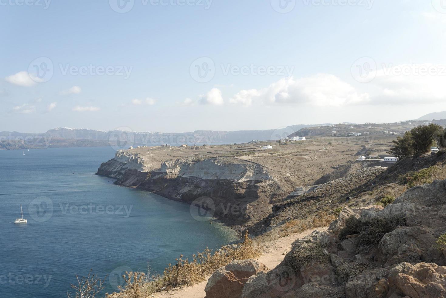 amplio paisaje con vistas a la isla de santorini, grecia foto